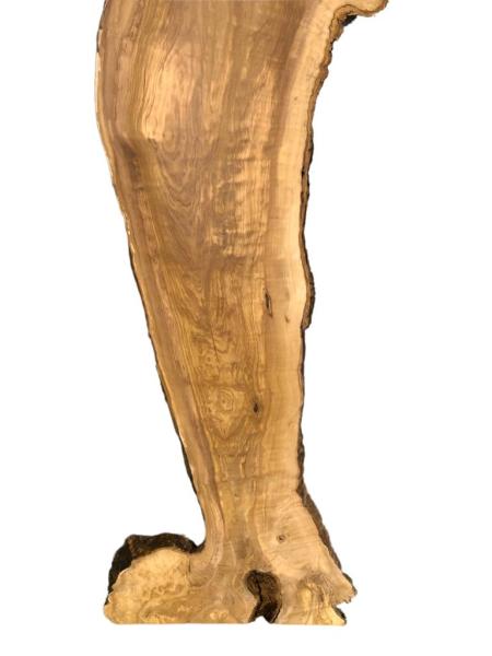 Wunderschönes Olivenholzbrett in sehr ausdrucksstarker, uriger Form – ideal für kreative Projekte und Epoxidharz-Anwendungen.