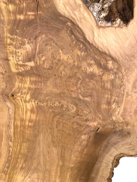Wunderschönes Olivenholzbrett in sehr ausdrucksstarker, uriger Form – ideal für kreative Projekte und Epoxidharz-Anwendungen.