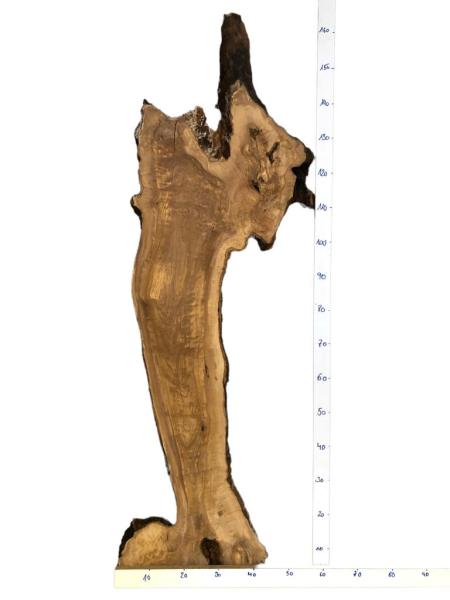 Wunderschönes Olivenholzbrett in sehr ausdrucksstarker, uriger Form – ideal für kreative Projekte und Epoxidharz-Anwendungen.