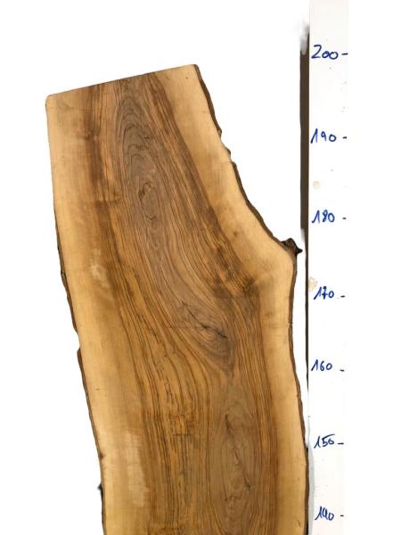 Großes, S-förmig geschwungenes Olivenholzbrett mit viel Kernmaserung – ideal für Epoxidharz-Projekte und individuelle Gestaltungen.