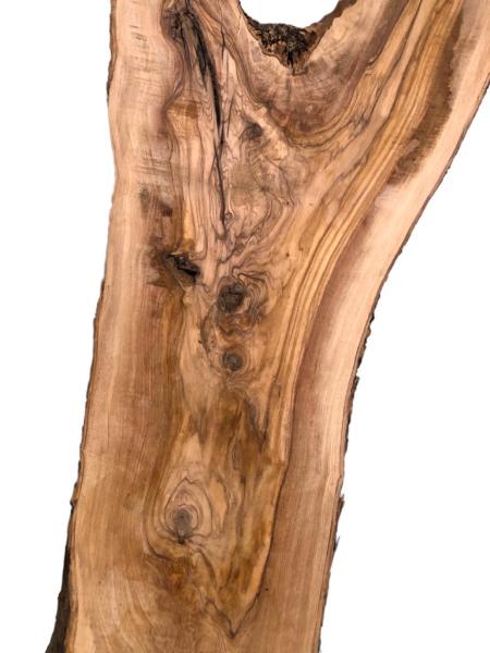 Charaktervolle, dicke Olivenholz Bohle mit wilder Maserung – ideal für kreative Projekte und individuelle Holzarbeiten.
