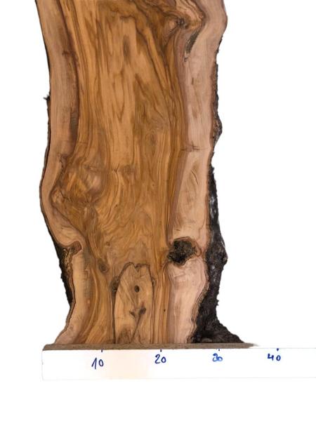 Charaktervolle, dicke Olivenholz Bohle mit wilder Maserung – ideal für kreative Projekte und individuelle Holzarbeiten.