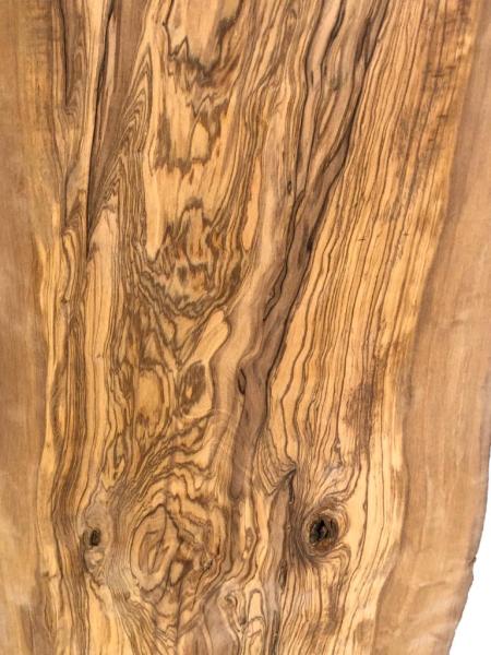 Rustikales, sehr großes Olivenholzbrett mit einzigartigem Charme aus einem 450 Jahre alten Baum – ideal für kreative Projekte und individuelle Designs.