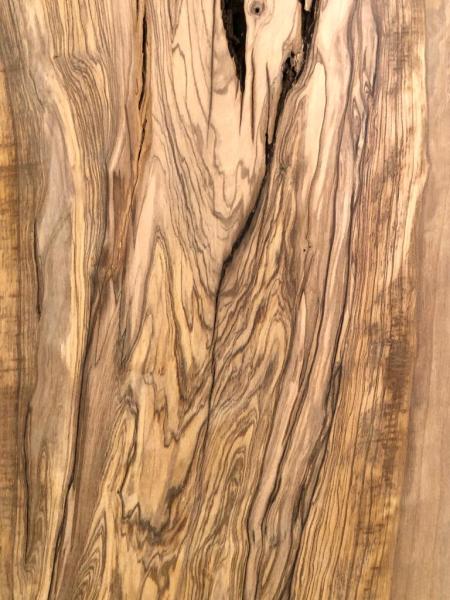 Rustikales, sehr großes Olivenholzbrett mit einzigartigem Charme aus einem 450 Jahre alten Baum – ideal für kreative Projekte und individuelle Designs.