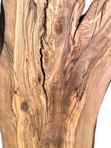 Rustikales, sehr großes Olivenholzbrett mit einzigartigem Charme aus einem 450 Jahre alten Baum – ideal für kreative Projekte und individuelle Designs.