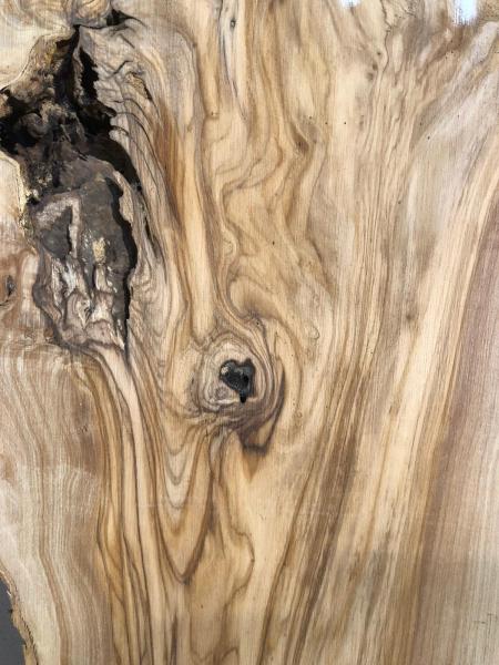 Wunderschönes Olivenholzbrett mit toller Struktur und Maserung – ideal für rustikale Projekte.