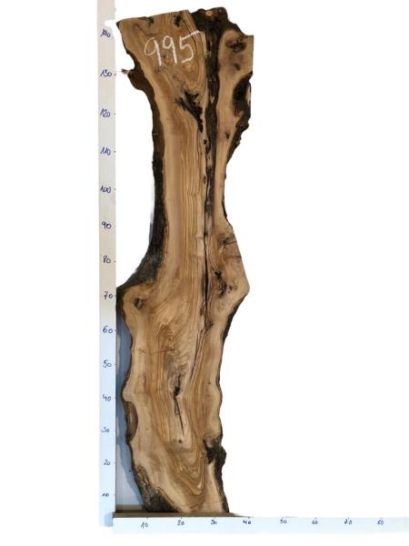 Wunderschönes Olivenholzbrett mit toller Struktur und Maserung – ideal für rustikale Projekte.