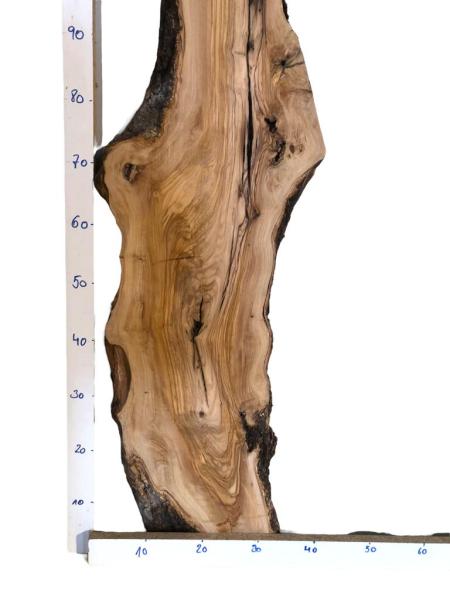 Wunderschönes Olivenholzbrett mit toller Struktur und Maserung – ideal für rustikale Projekte.