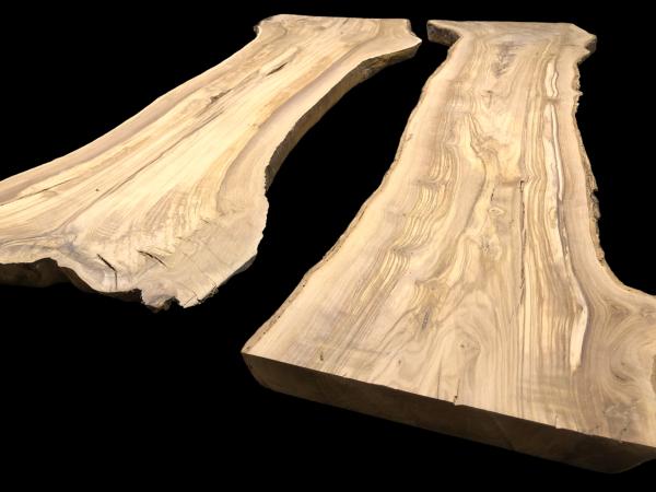 Set aus zwei traumhaft strukturierten Olivenholzbrettern, ideal für den Bau eines Rivertables.