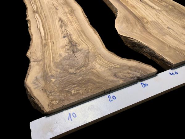Set aus zwei traumhaft strukturierten Olivenholzbrettern, ideal für den Bau eines Rivertables.