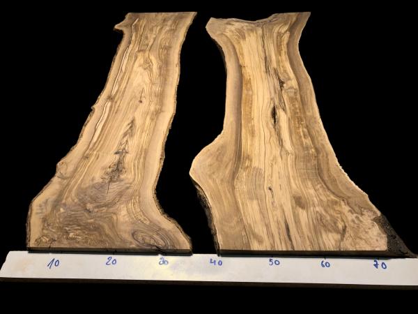 Set aus zwei traumhaft strukturierten Olivenholzbrettern, ideal für den Bau eines Rivertables.
