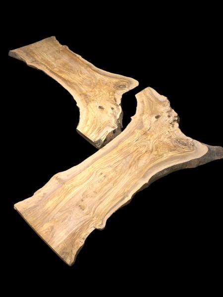Set aus zwei Olivenholz Brettern mit starker Maserung, vielseitig kombinierbar für kreative Projekte.