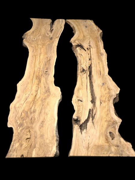 Rivertable Set aus zwei charaktervollen Olivenholzbrettern, perfekt für kreative Projekte und individuelle Gestaltung.