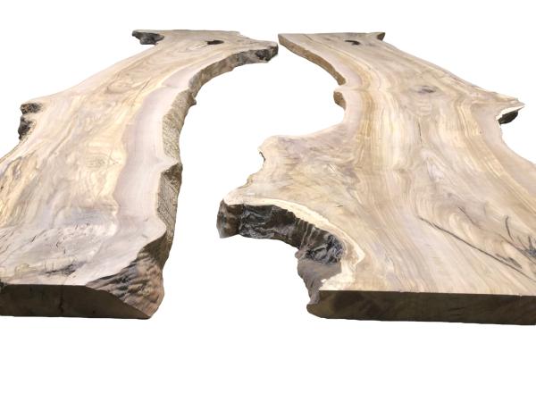 Vorbereitetes Rivertable Set aus zwei traumhaft strukturierten Olivenholzbrettern, ideal für kreative Tischprojekte.