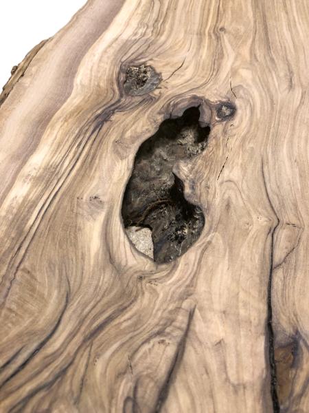 Vorbereitetes Rivertable Set aus zwei traumhaft strukturierten Olivenholzbrettern, ideal für kreative Tischprojekte.