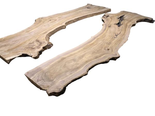 Vorbereitetes Rivertable Set aus zwei traumhaft strukturierten Olivenholzbrettern, ideal für kreative Tischprojekte.