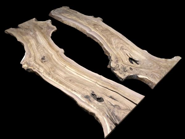 Vorbereitetes Rivertable Set aus zwei traumhaft strukturierten Olivenholzbrettern, ideal für kreative Tischprojekte.