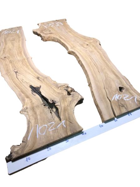 Vorbereitetes Rivertable Set aus zwei traumhaft strukturierten Olivenholzbrettern, ideal für kreative Tischprojekte.