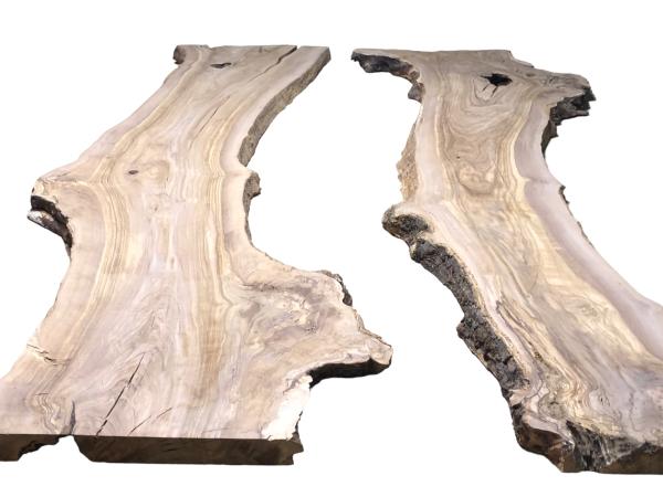 Vorbereitetes Rivertable Set aus zwei traumhaft strukturierten Olivenholzbrettern, ideal für kreative Tischprojekte.