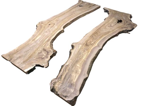 Vorbereitetes Rivertable Set aus zwei traumhaft strukturierten Olivenholzbrettern, ideal für kreative Tischprojekte.