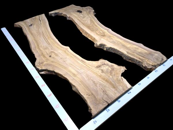 Vorbereitetes Rivertable Set aus zwei traumhaft strukturierten Olivenholzbrettern, ideal für kreative Tischprojekte.