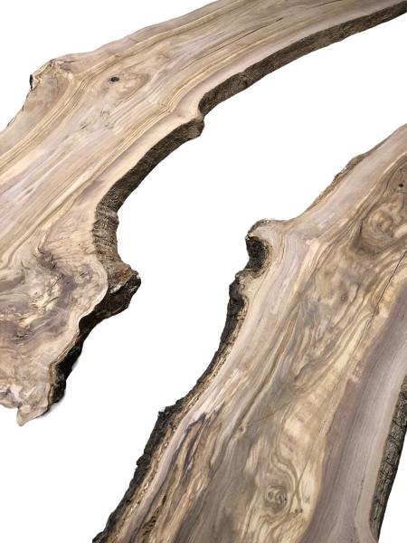 Vorbereitetes Rivertable Set aus zwei traumhaft strukturierten Olivenholzbrettern, ideal für kreative Tischprojekte.