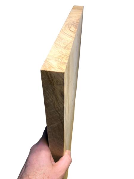 Großes Olivenholzbrett mit außergewöhnlicher Maserung, perfekt für kreative Anwendungen.