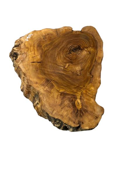 Bezaubernde, fertig geschliffene und geölte Scheibe vom Olivenbaum, ideal für individuelle Projekte.