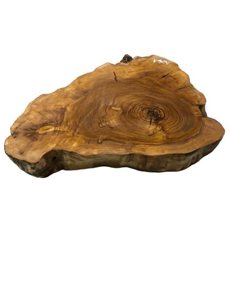 Bezaubernde, fertig geschliffene und geölte Scheibe vom Olivenbaum, ideal für individuelle Projekte.