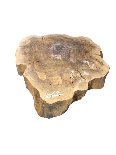 Kammergetrockneter Querschnitt vom Olivenbaum mit einzigartiger Form und Farbnuancen, ideal für individuelle Projekte.