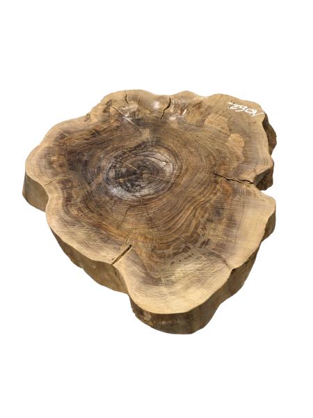 Kammergetrockneter Querschnitt vom Olivenbaum mit einzigartiger Form und Farbnuancen, ideal für individuelle Projekte.