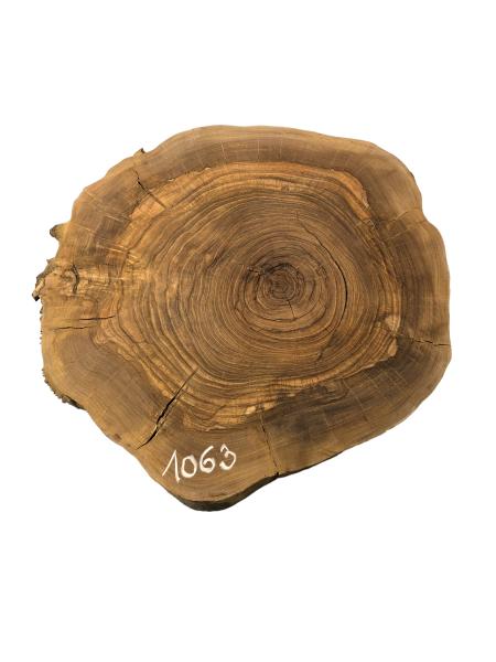 Kammergetrockneter Olivenholzquerschnitt, fast rund, ideal für individuelle Projekte mit dunklerer Farbgebung.