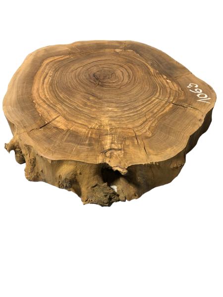 Kammergetrockneter Olivenholzquerschnitt, fast rund, ideal für individuelle Projekte mit dunklerer Farbgebung.