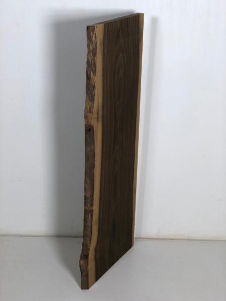 Schönes Regalbrett aus uralter Mooreiche, ideal für kreative Anwendungen und als dekoratives Element.