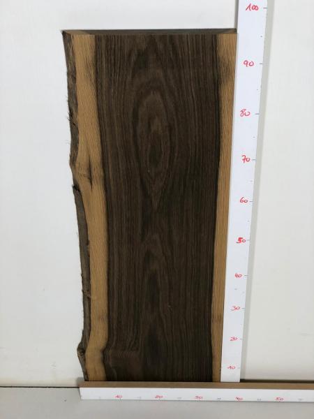Schönes Regalbrett aus uralter Mooreiche, ideal für kreative Anwendungen und als dekoratives Element.