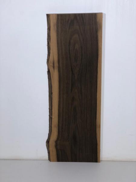 Schönes Regalbrett aus uralter Mooreiche, ideal für kreative Anwendungen und als dekoratives Element.