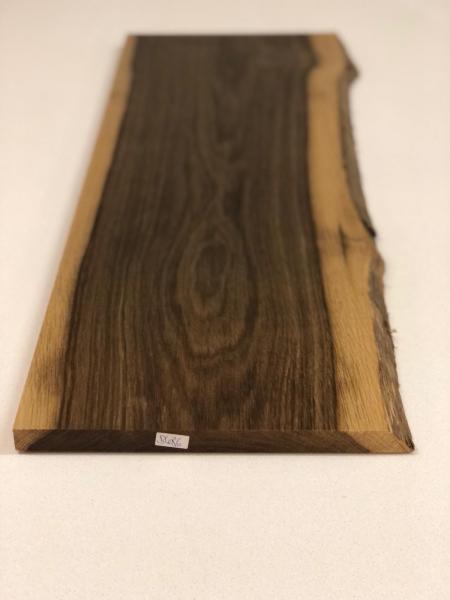 Schönes Regalbrett aus uralter Mooreiche, ideal für kreative Anwendungen und als dekoratives Element.