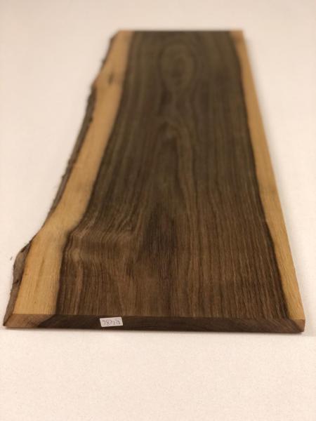 Schönes Regalbrett aus uralter Mooreiche, ideal für kreative Anwendungen und als dekoratives Element.