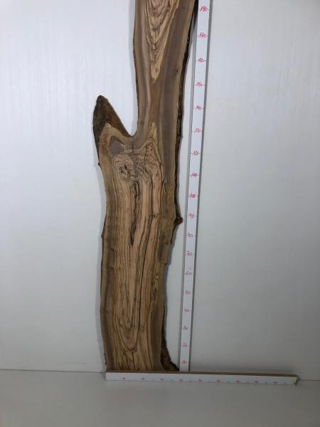 Über 2 Meter langes Olivenholz Brett mit Baumoptik – ideal für den Bau von Tischen oder Dekorationen.