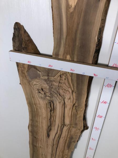 Über 2 Meter langes Olivenholz Brett mit Baumoptik – ideal für den Bau von Tischen oder Dekorationen.