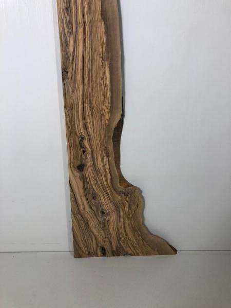 Einmalig schönes Olivenholzbrett mit geraden Anschnitten – ideal für den Thekenbau oder Fensterbänke.