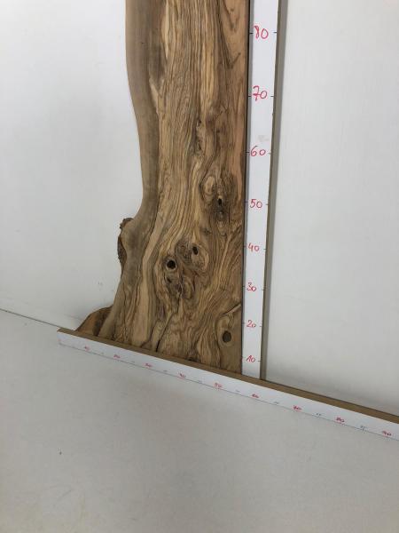 Einmalig schönes Olivenholzbrett mit geraden Anschnitten – ideal für den Thekenbau oder Fensterbänke.