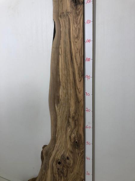 Einmalig schönes Olivenholzbrett mit geraden Anschnitten – ideal für den Thekenbau oder Fensterbänke.
