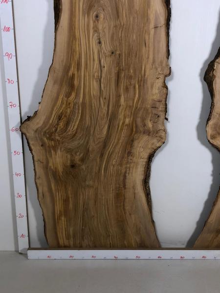 Zwei große Olivenholz Bohlen – perfekt für den Bau von rustikalen Esstischen oder Thekenplatten.