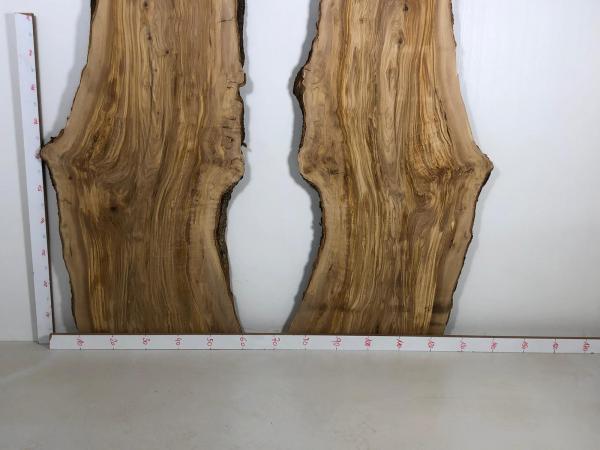 Zwei große Olivenholz Bohlen – perfekt für den Bau von rustikalen Esstischen oder Thekenplatten.