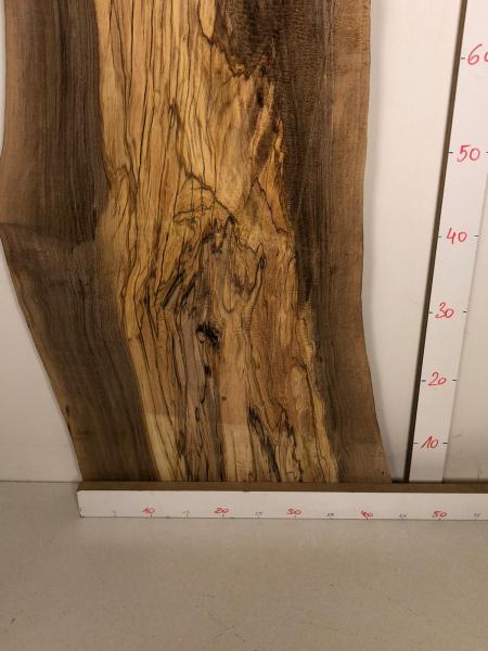 Sehr massive und breite Olivenholzbohle – ideal für stabile Projekte und kreative Anwendungen.