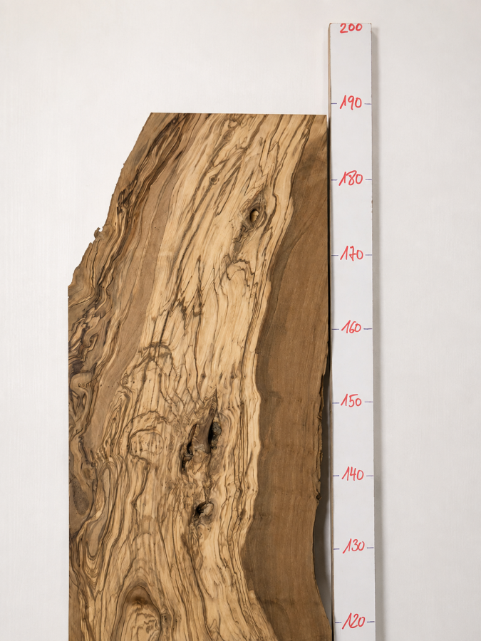 Großes zugeschnittenes Olivenholzbrett 187,5 x 23–34,7 x 3,1 cm – Trockenes Olivenholz Rohware besäumt & rechtwinklig - B625