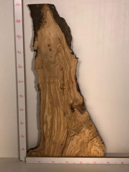 Charaktervolles Olivenholzbrett – ideal für Epoxidharz-Projekte und kreative Anwendungen.