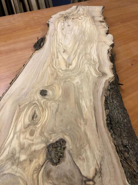 Charaktervolles Olivenholzbrett – ideal für Epoxidharz-Projekte und kreative Anwendungen.