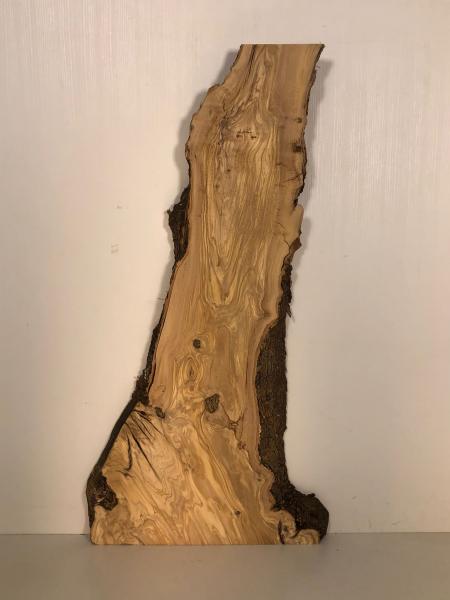 Charaktervolles Olivenholzbrett – ideal für Epoxidharz-Projekte und kreative Anwendungen.